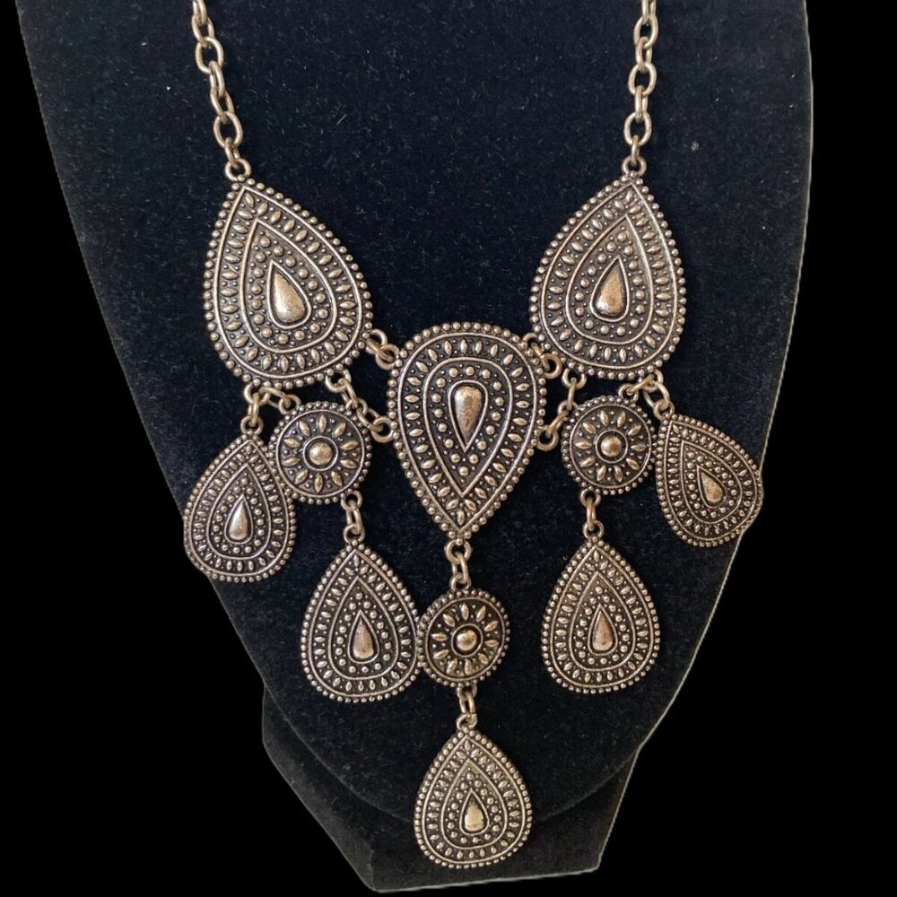 Bib Necklace Silvertone W/Cascade Embossed Medallion Plates on Chain preloved - Picture 6 of 6